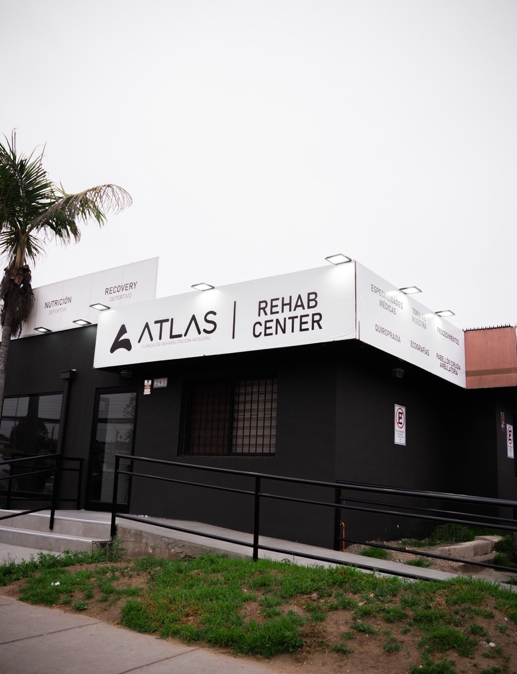 Fachada de Clínica Atlas y centro de rehabilitación en La Serena